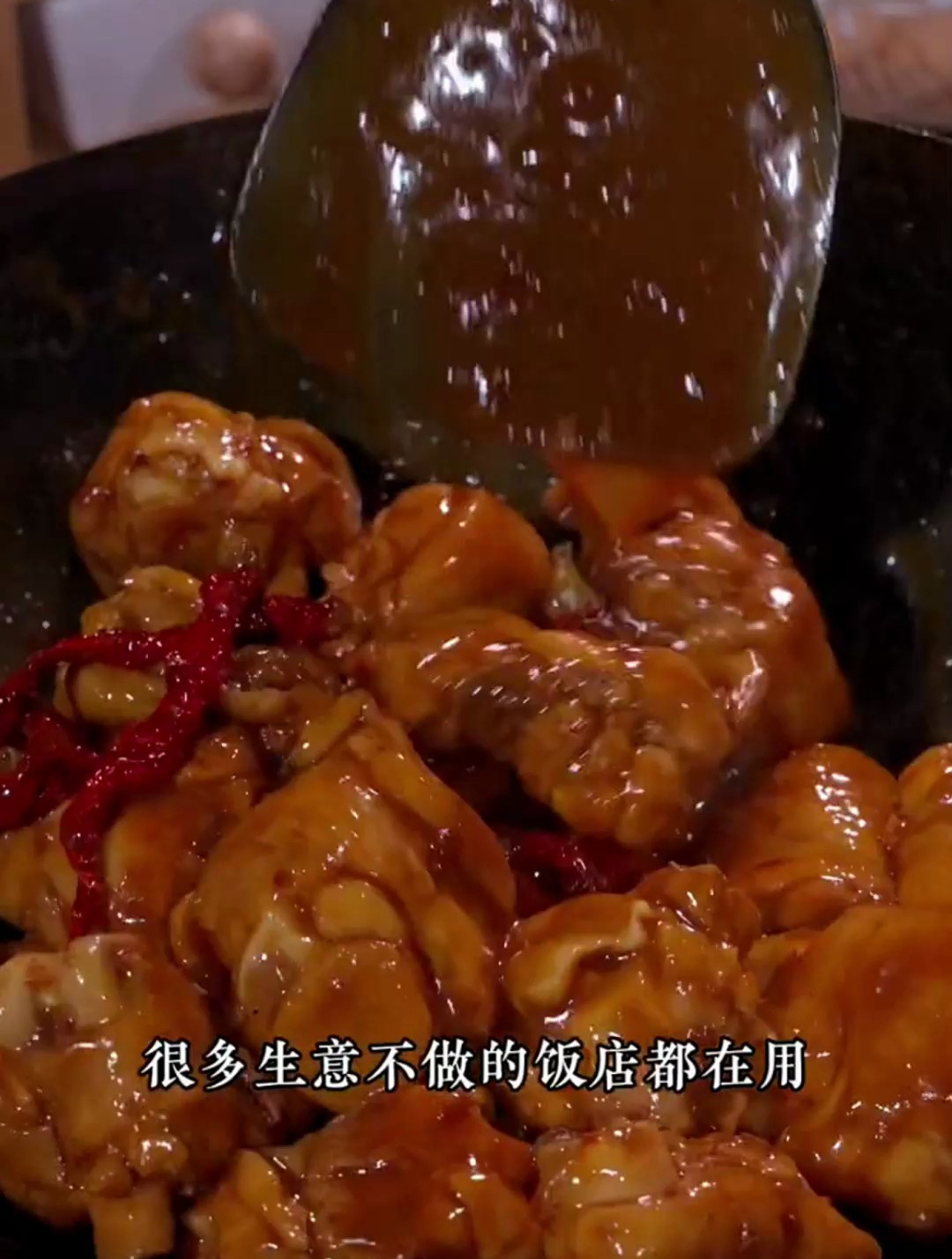 新疆大盘鸡,鸡肉鲜嫩多汁,土豆软糯香甜,尤其吸满汤汁的面条