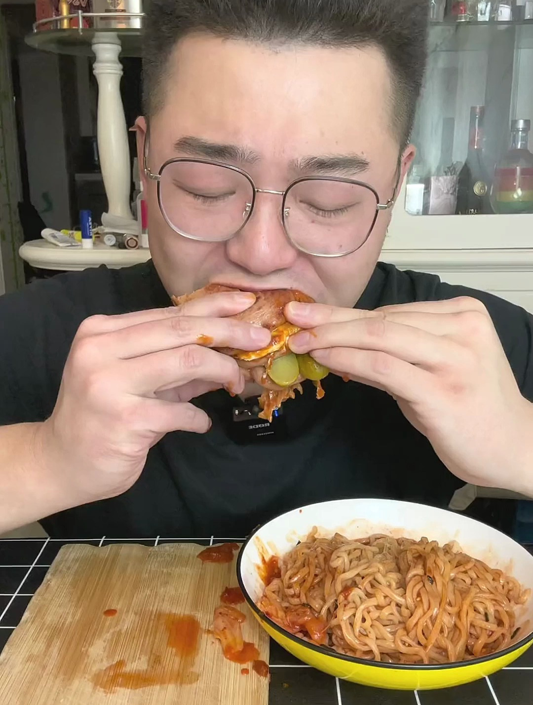 火鸡面一定要来点醋!然后再配上这四层夹心的午餐肉,香迷糊了