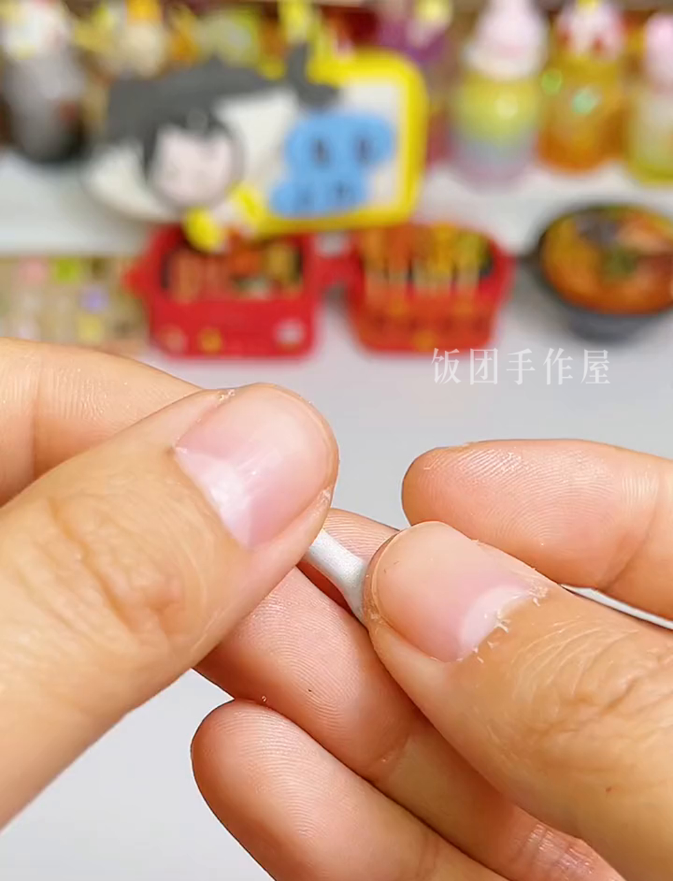 今天搞了个小玩意儿,迷你版粘土HelloKitty蛋糕,你们说能一口吃几个?哈哈哈哈～