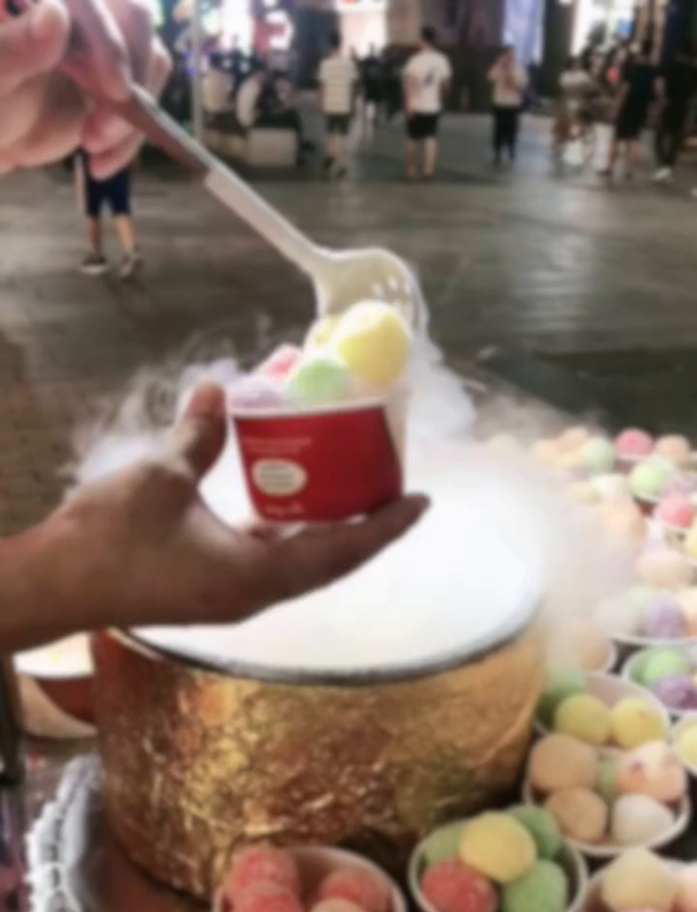 会冒烟的冰淇淋,用液氮搞出来的,你尝过没?