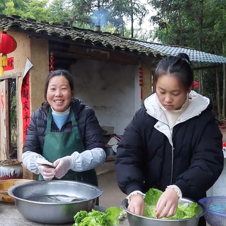 泛着奶香的鲫鱼汤,香酥的荷包蛋香,还有的软糯的面条,从舌头一路暖到胃。快来学习@农村橙子 
