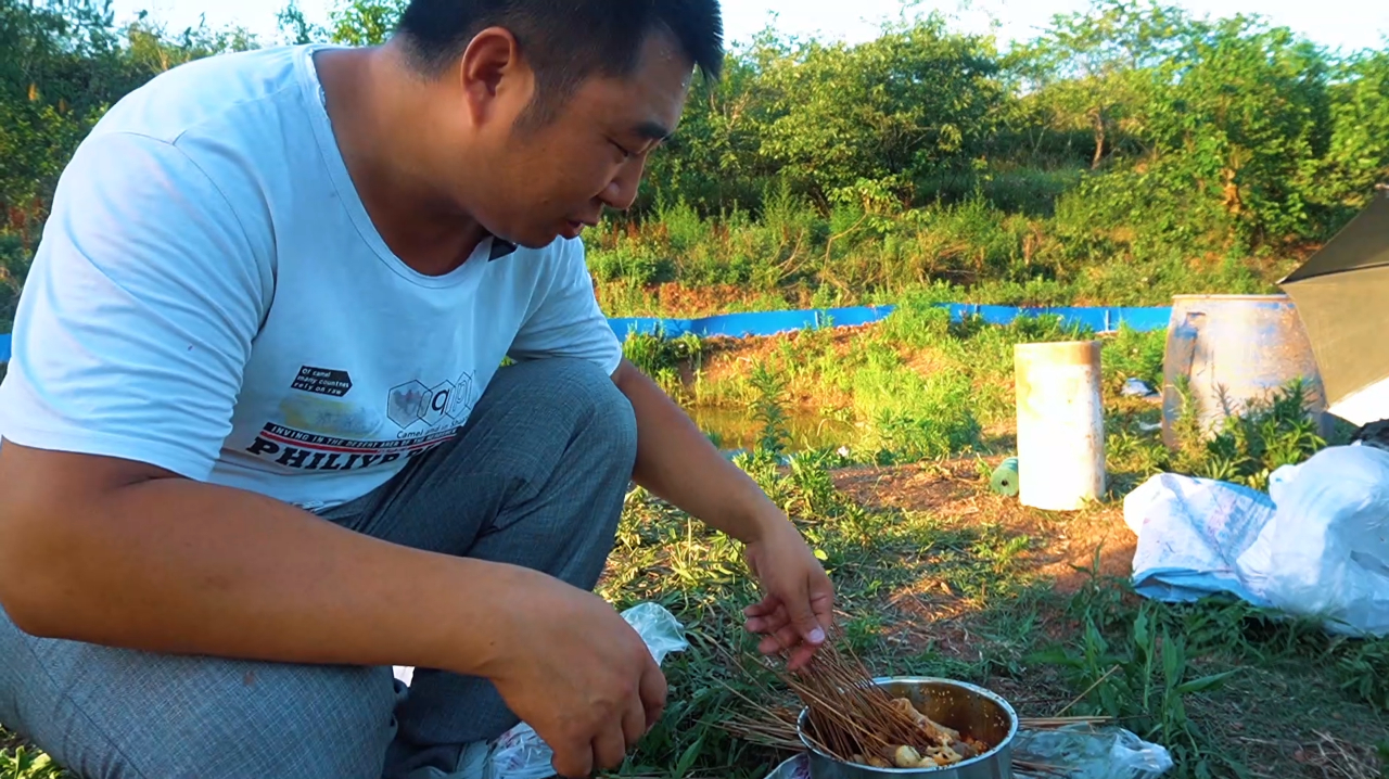 和朋友一起钓龙虾,桃子姐做一盆钵钵鸡,老公吃爽了