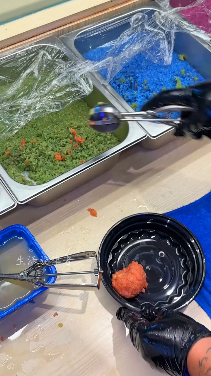 云南夜市偶遇糯叽叽的七彩糯米饭,吃起来还有花的味道!25一份,老板有点迷糊哈哈!