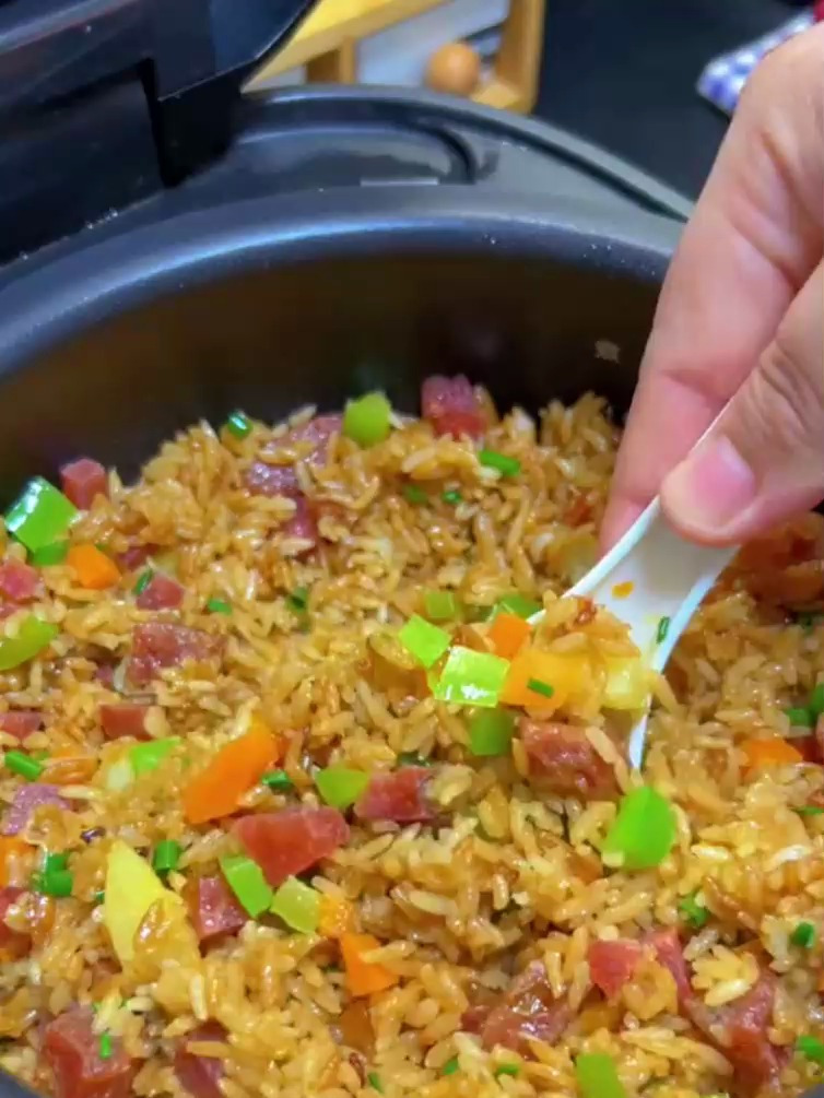 懒人焖饭真的好简单,一口电饭锅就搞定了,饭,菜,肉都有了
