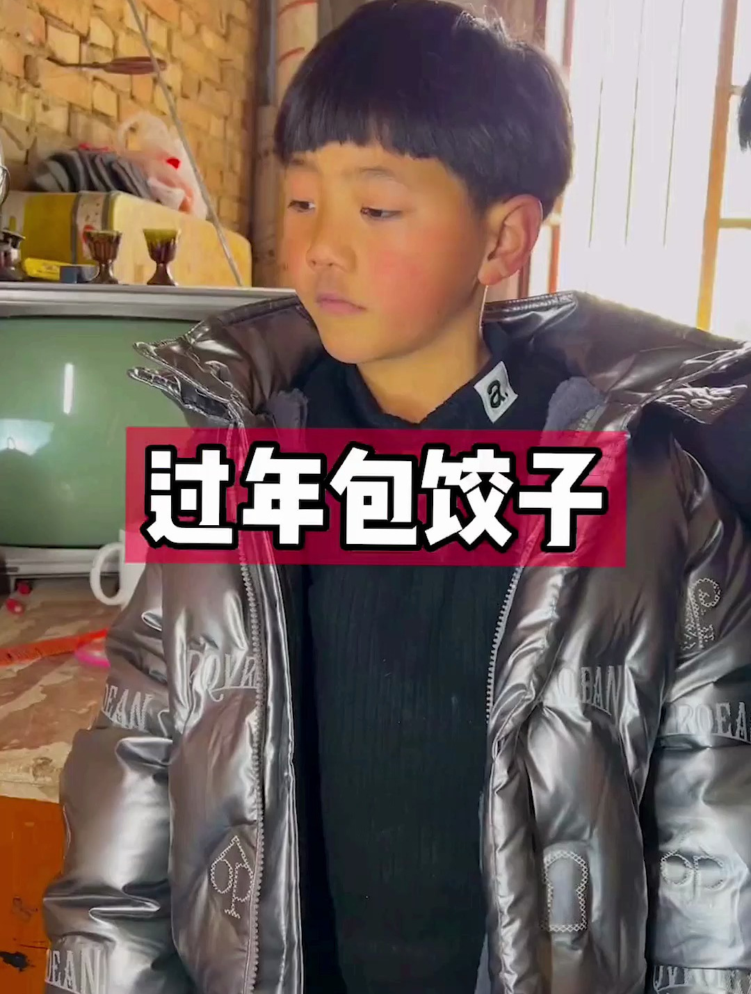 兄弟俩的农村生活:包饺子贴门画