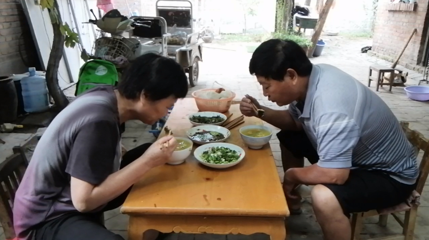 实拍山东农村真实生活,一顿简单的早餐,老两口吃出了满满幸福感