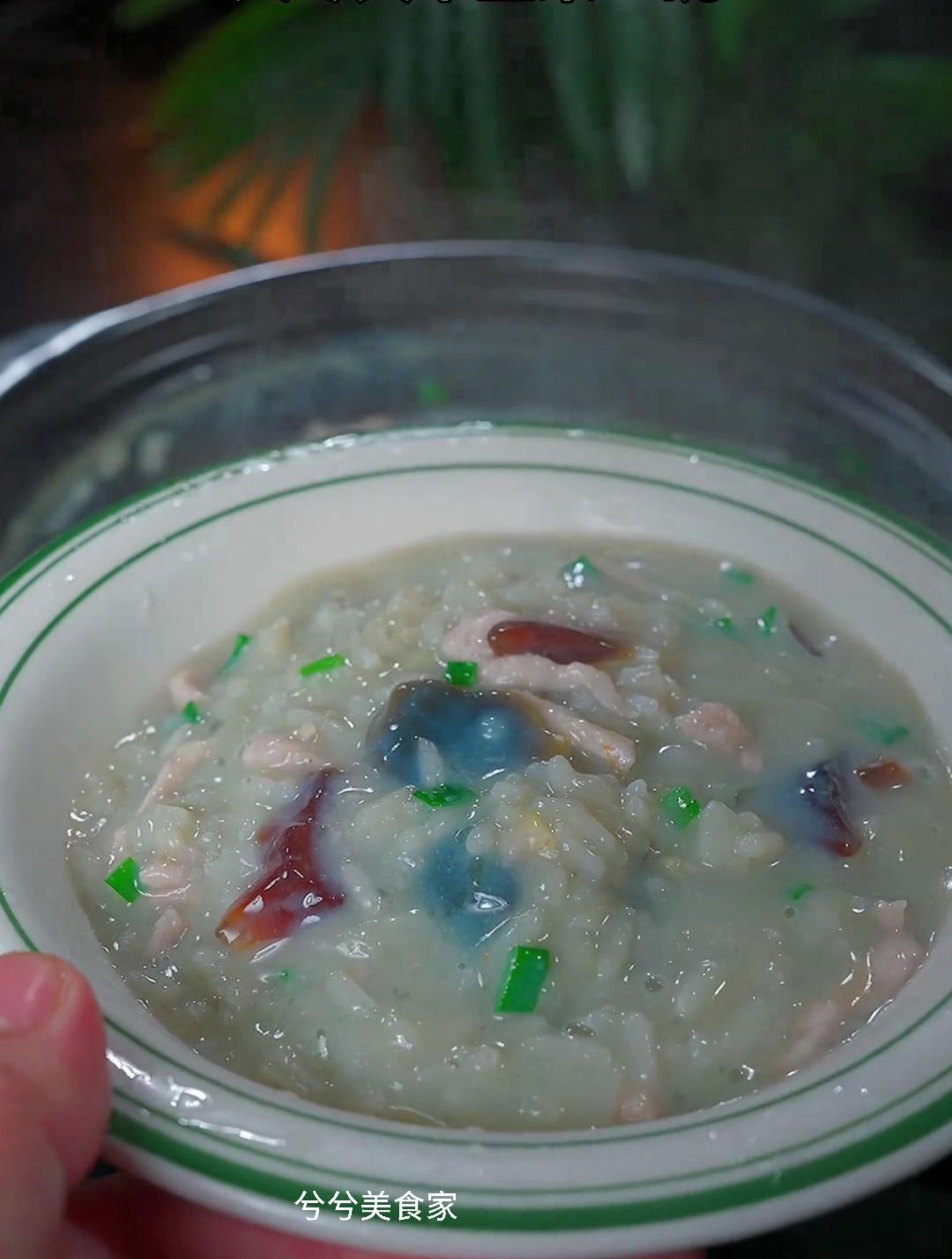 又稠又香的皮蛋瘦肉粥暖心又暖胃