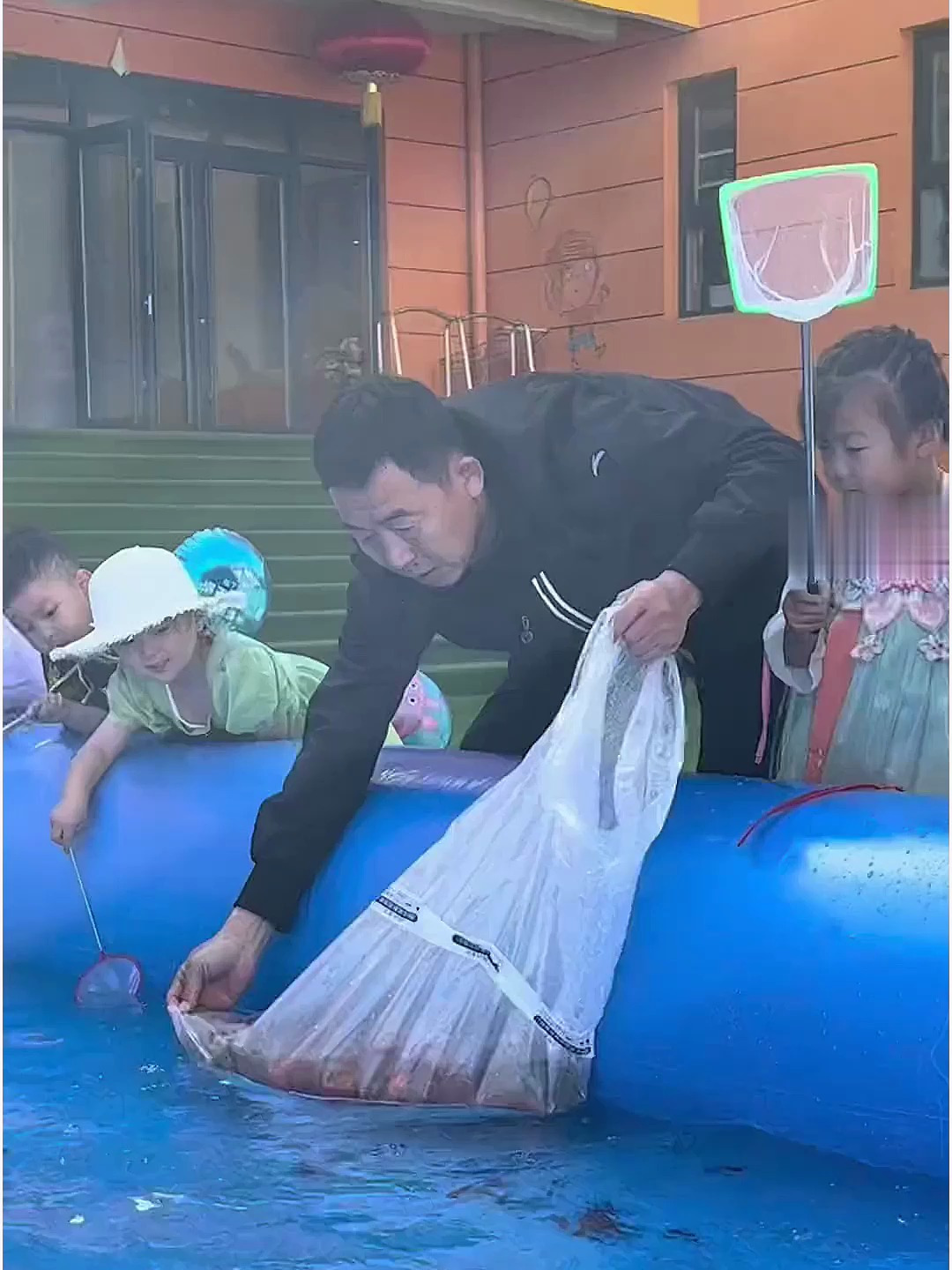 一起抓鱼吧爱玩水的小朋友