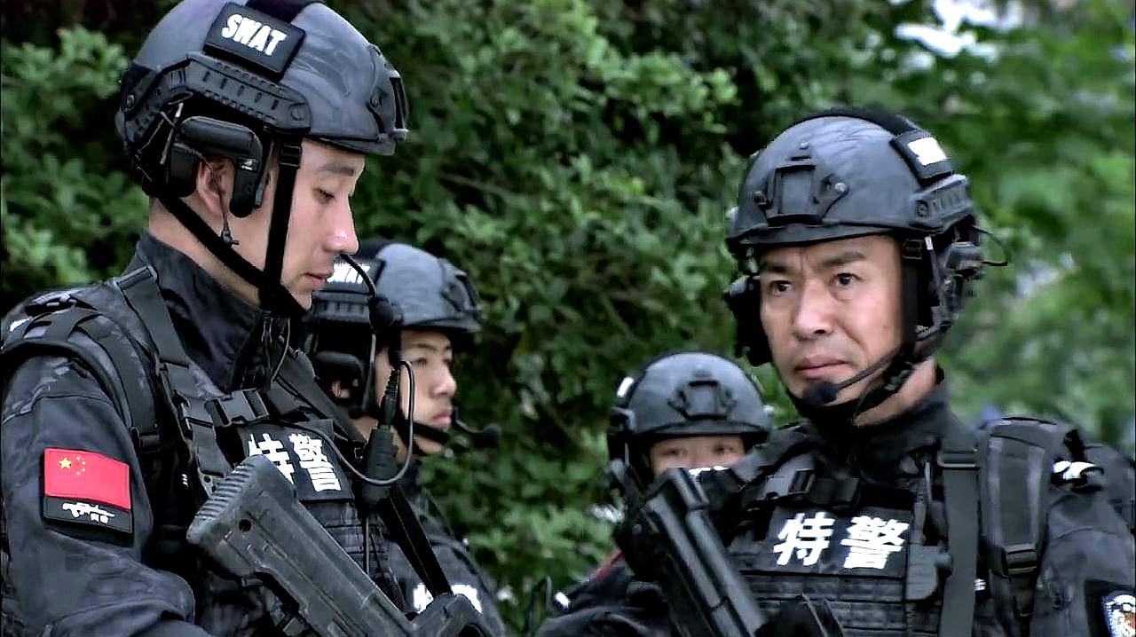 [图]特警力量：市区出现持有重火力歹徒，火力比特警还牛，特警慌了！