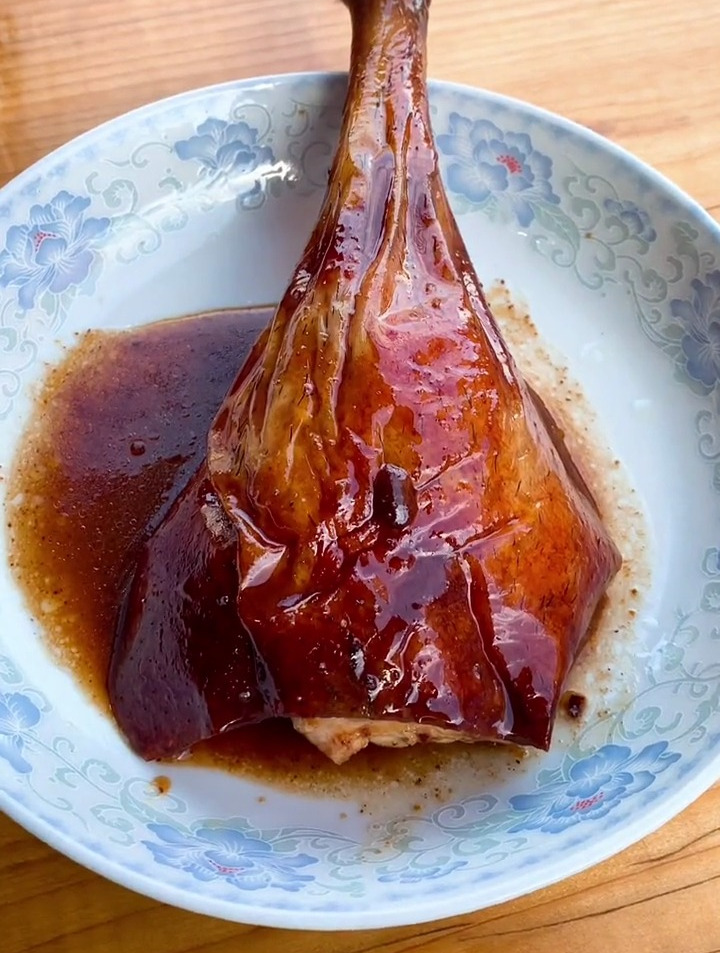 这是一只令人念念不忘的、黯然销魂烧鹅左肶