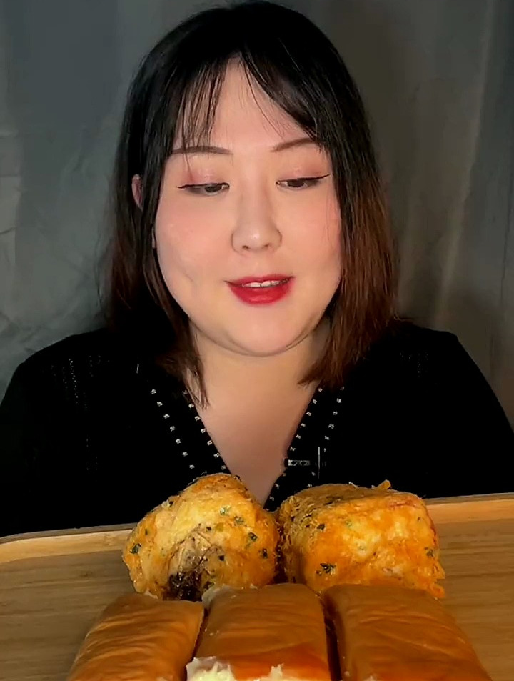 酱多多的肉松沙拉酱面包,一口下去都是满足!