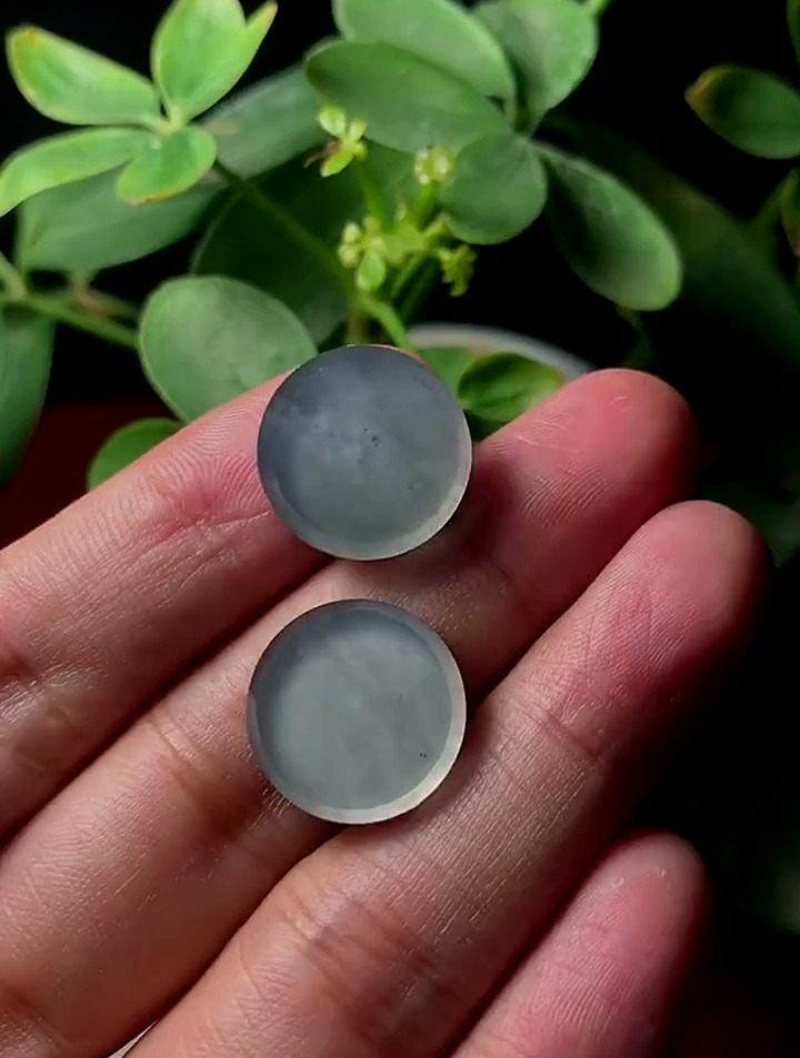 翡翠高冰乌鸡小圆牌,种老肉细,水润细腻