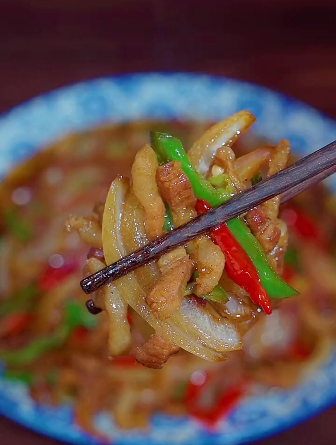 没胃口吃饭的时候,就做这道洋葱炒肉丝,香辣下饭,做法简单