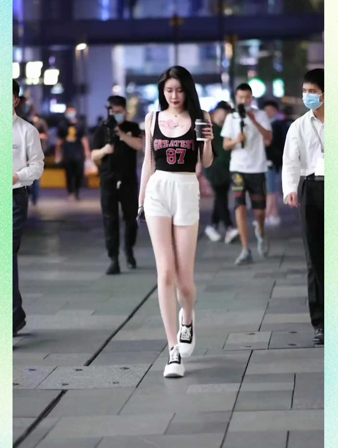 街拍美女,微胖身材小姐姐谁看了不迷糊?