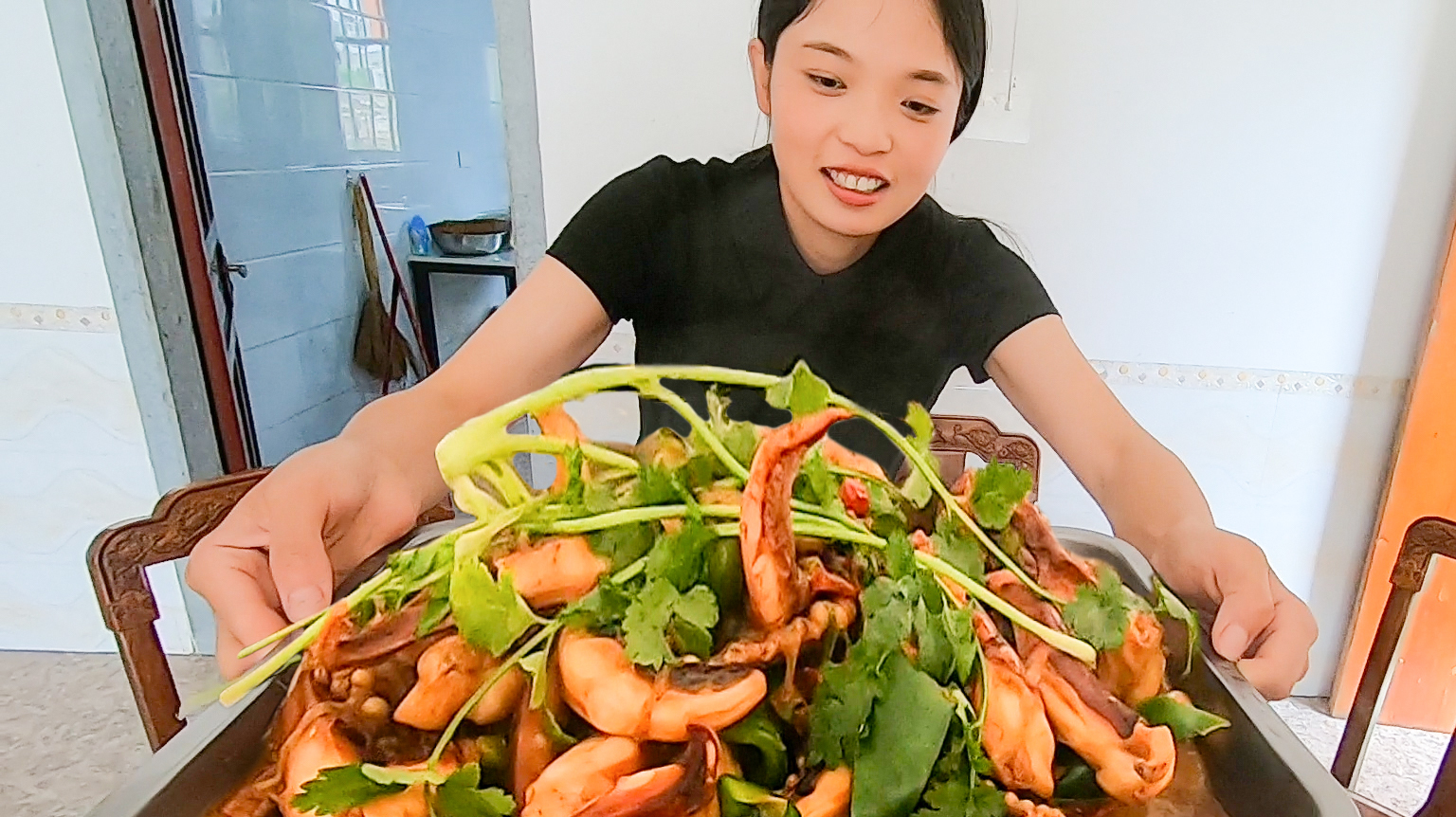 200块整40个大章鱼脚,农村大铁锅炖足10分钟,一家人都吃撑了