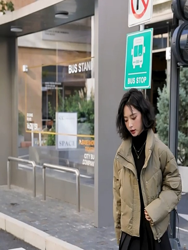 时髦女士羽绒服秋冬季新款洋气小个子时尚立领保暖短款羽绒外套