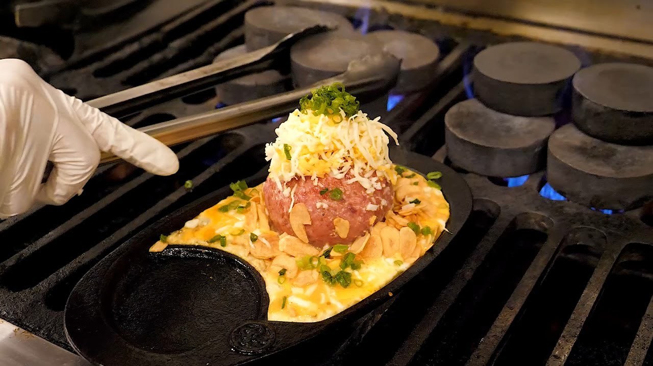 大哥用烧热的石头烤牛肉,3小时就卖1000元,制作过程有意思!