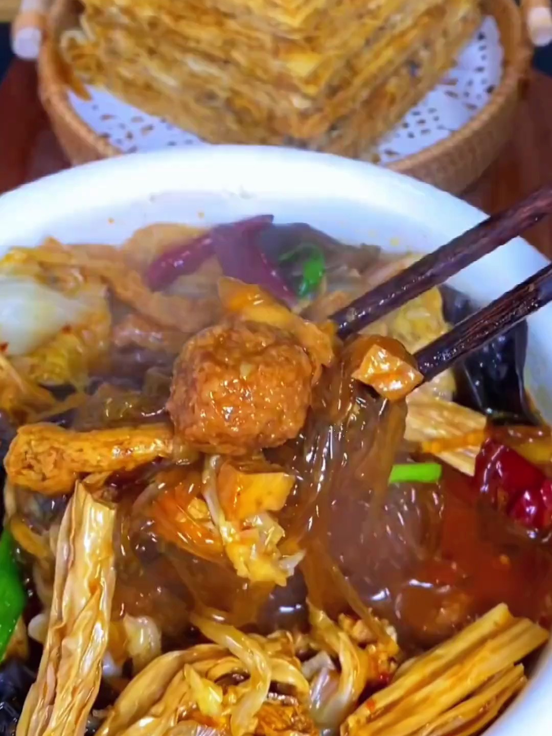天气凉了就喜欢吃这种热乎饭,今天做了丸子豆腐大烩菜,麻辣鲜香