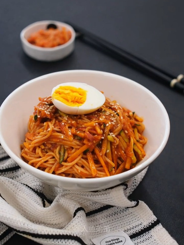 夏日炎炎,没什么是一碗凉拌面解决不了的