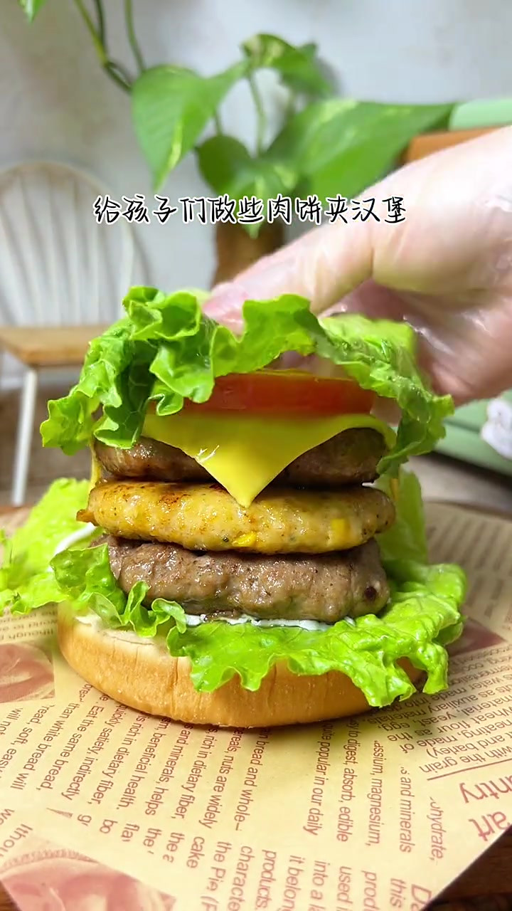 自制鸡肉饼,牛肉饼冷冻保存。搭配汉堡太美味了