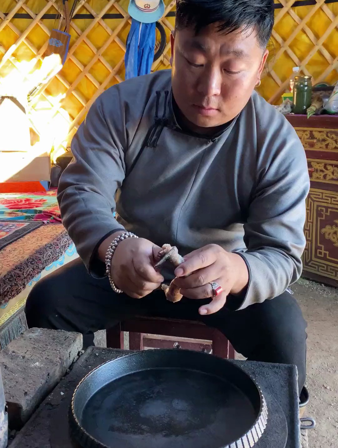 人生得意须尽欢 胡吃海塞需尽兴,肥瘦相间的血肠羊肉肠的新吃法