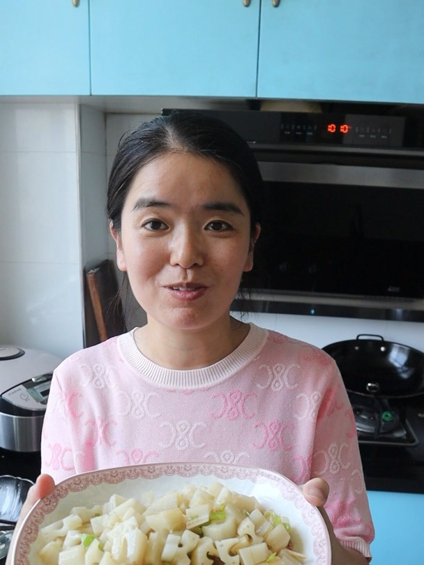 凉拌藕丁,清爽可口,酸辣开胃,是夏日里的一道美味佳肴