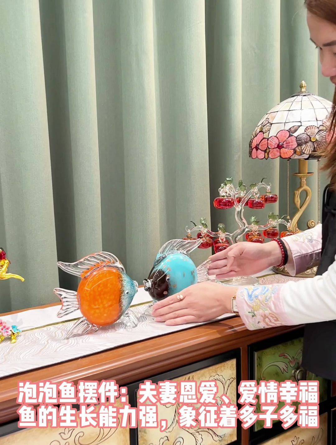 将琉璃工艺品如鱼得水作为家居摆件,它们不仅是艺术品,更是点缀