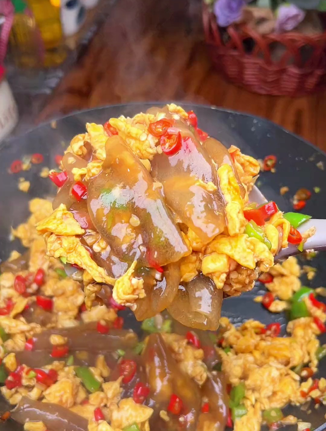 干粉皮炒鸡蛋,爽滑的不要不要的滴,太下饭了!