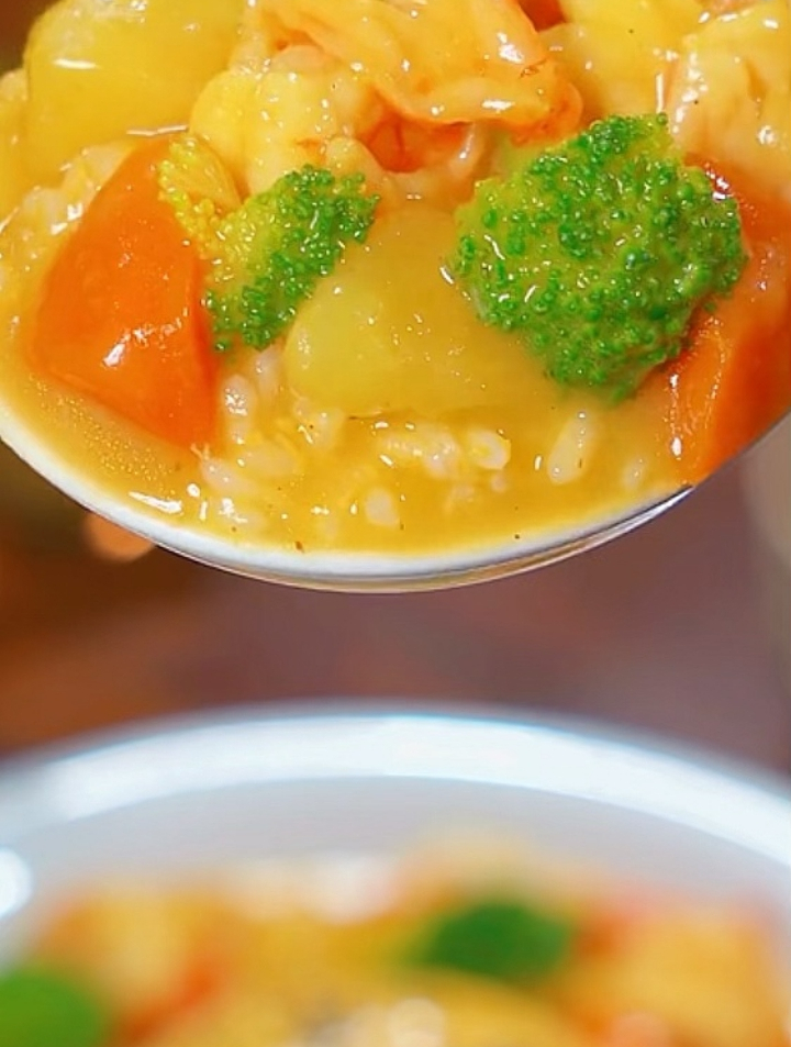 这样做的咖喱虾仁盖饭家里孩子一口接着一口