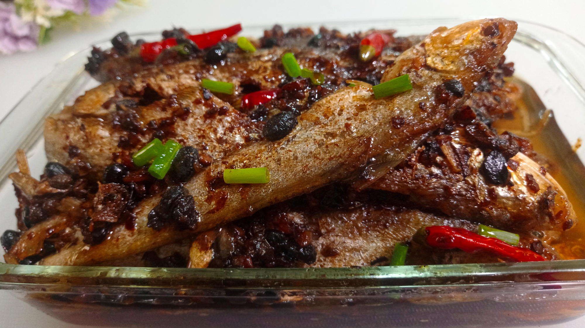 用野生小鱼做豆豉鱼,鱼头鱼骨都好吃,放心冰箱一个月不坏