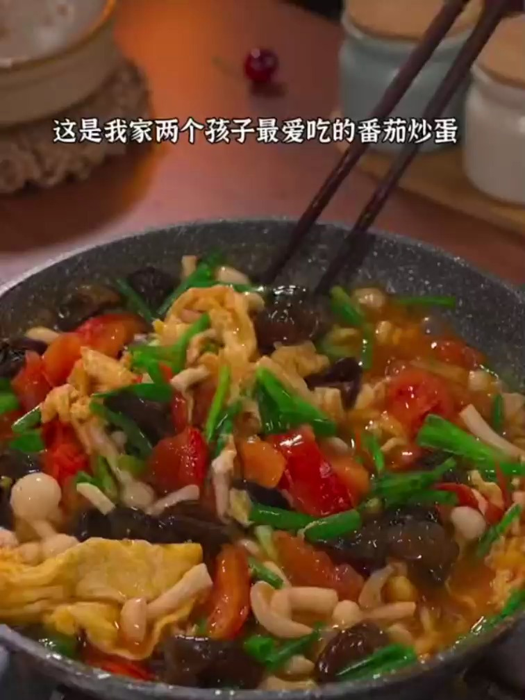 这是我家两个孩子最爱吃的番茄炒蛋,简单营养又好吃西红柿炒鸡