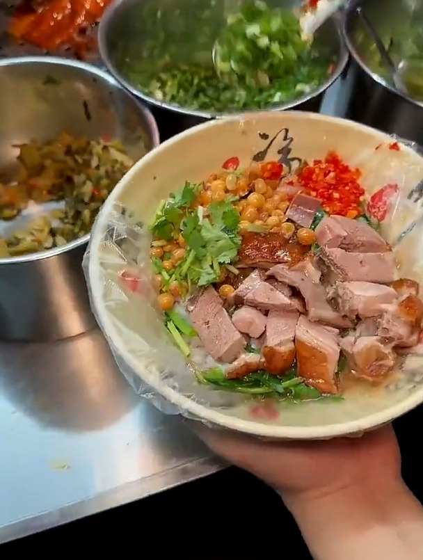 南宁街头6块烧鸭粉!里面巨多鸭肉!