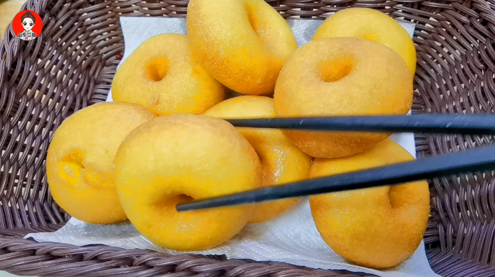 1碗玉米面,2个鸡蛋,大手一揉一转,外酥里软,比油条面包香10倍