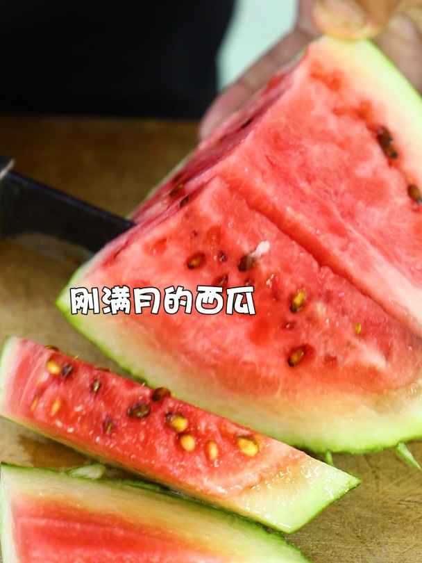 你吃过奶油蛋糕,你吃过草莓蛋糕,那你们一定要试试做的西瓜蛋糕