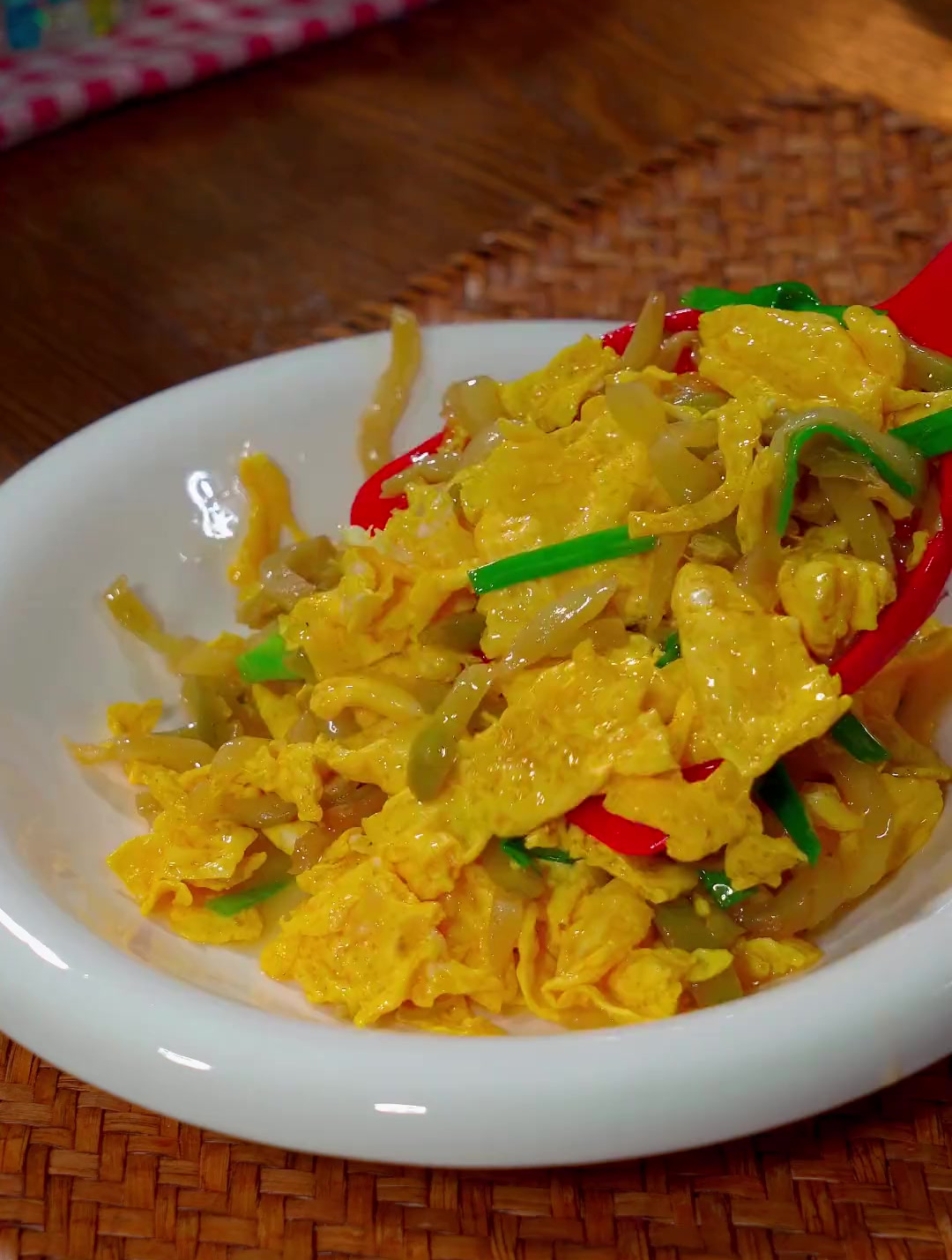 家里没菜的时候,我就会做这个榨菜丝炒鸡蛋,配米饭配面条都好吃