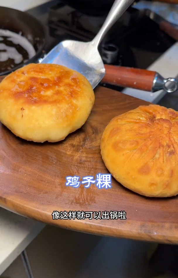 老妈今天教大家做老家的街头美食鸡子粿,一口爆汁,超过瘾