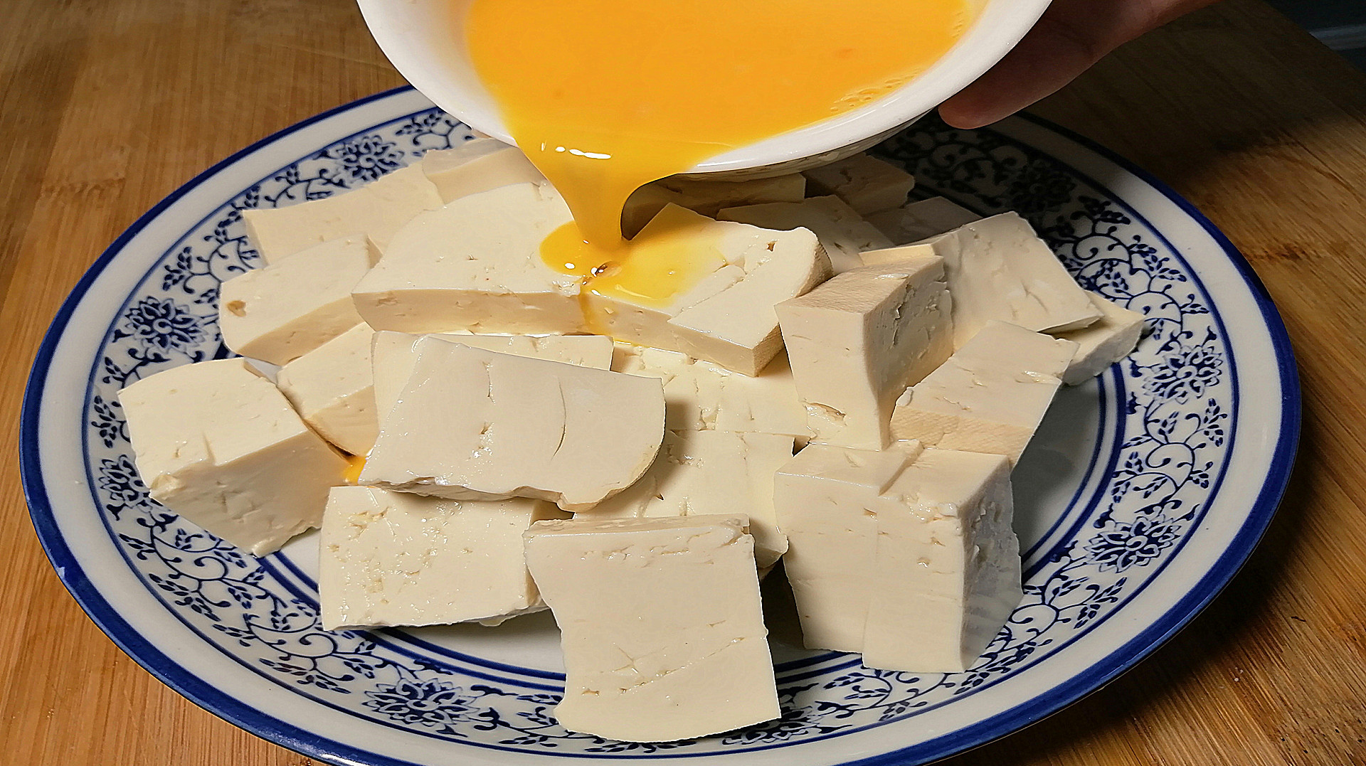 老豆腐里加2个鸡蛋,简单做一下,比吃肉还香,看一遍就能学会