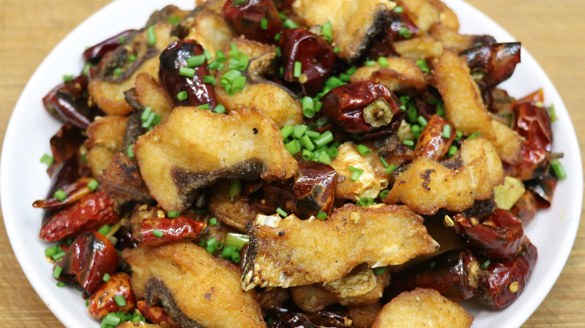 秘制麻辣鱼块的做法,鱼肉外酥里嫩,麻辣干香,一口一块真过瘾