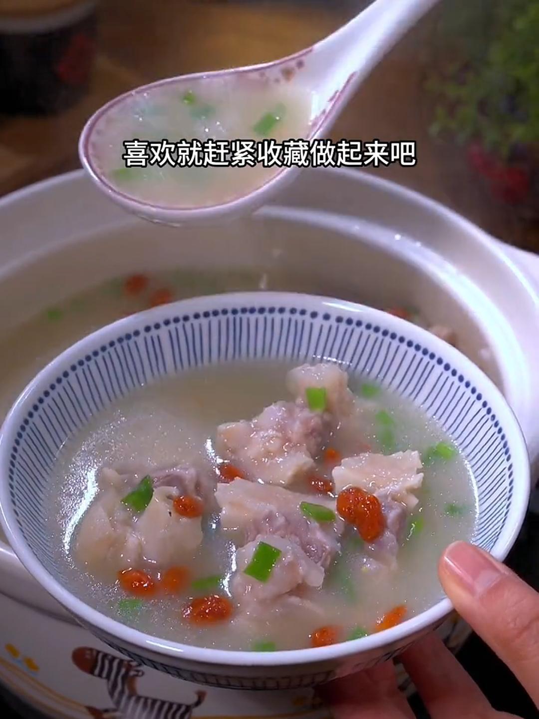 这样炖的猪蹄汤汤汁奶白浓郁,味道鲜美