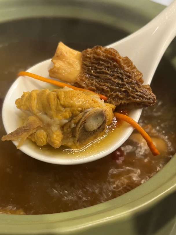 这汤真的巨好吃!虫草花炖排骨菌菇汤