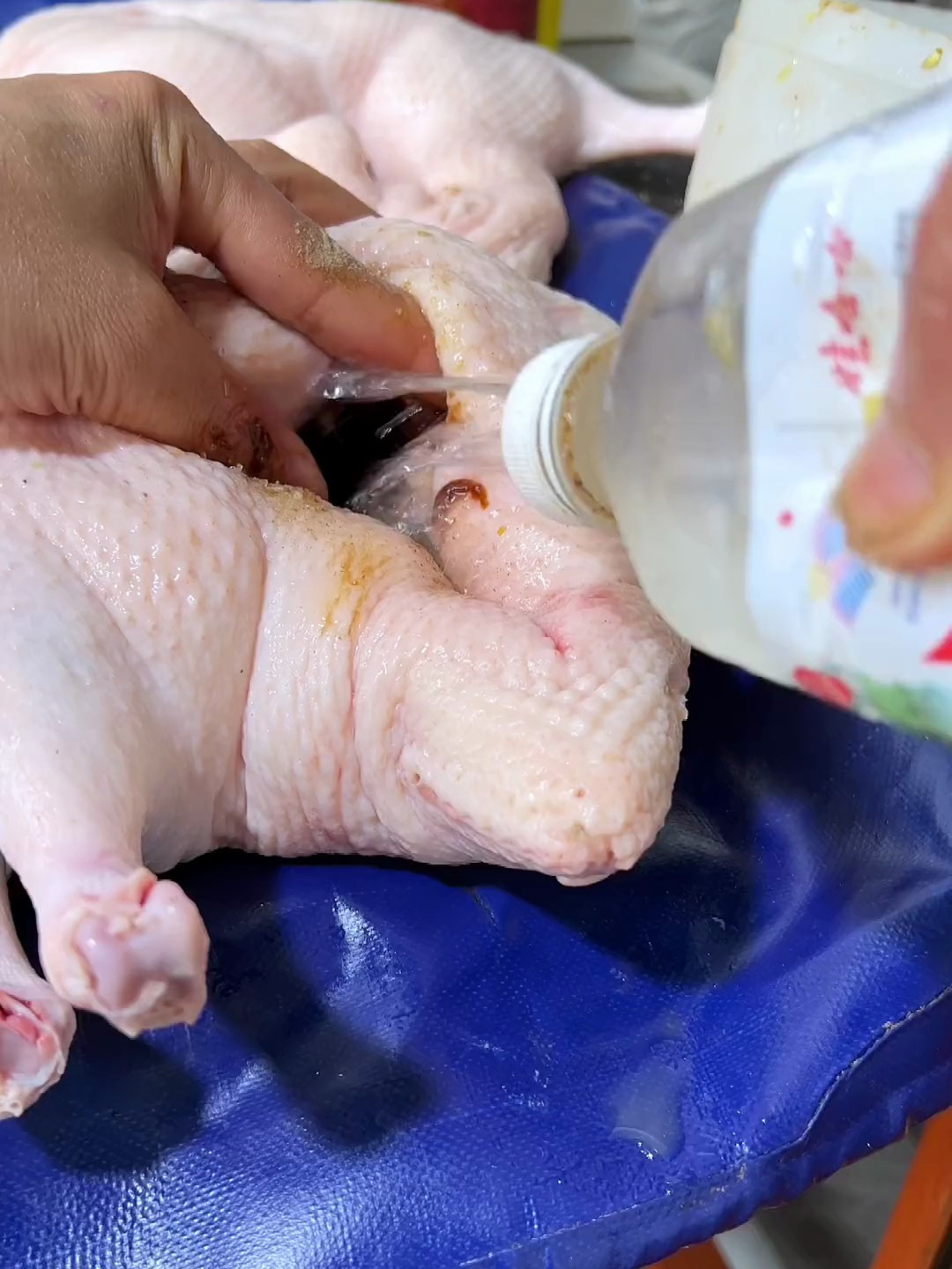 今天的生意不错哦,你想来体验一下砍鸭子的感觉吗?