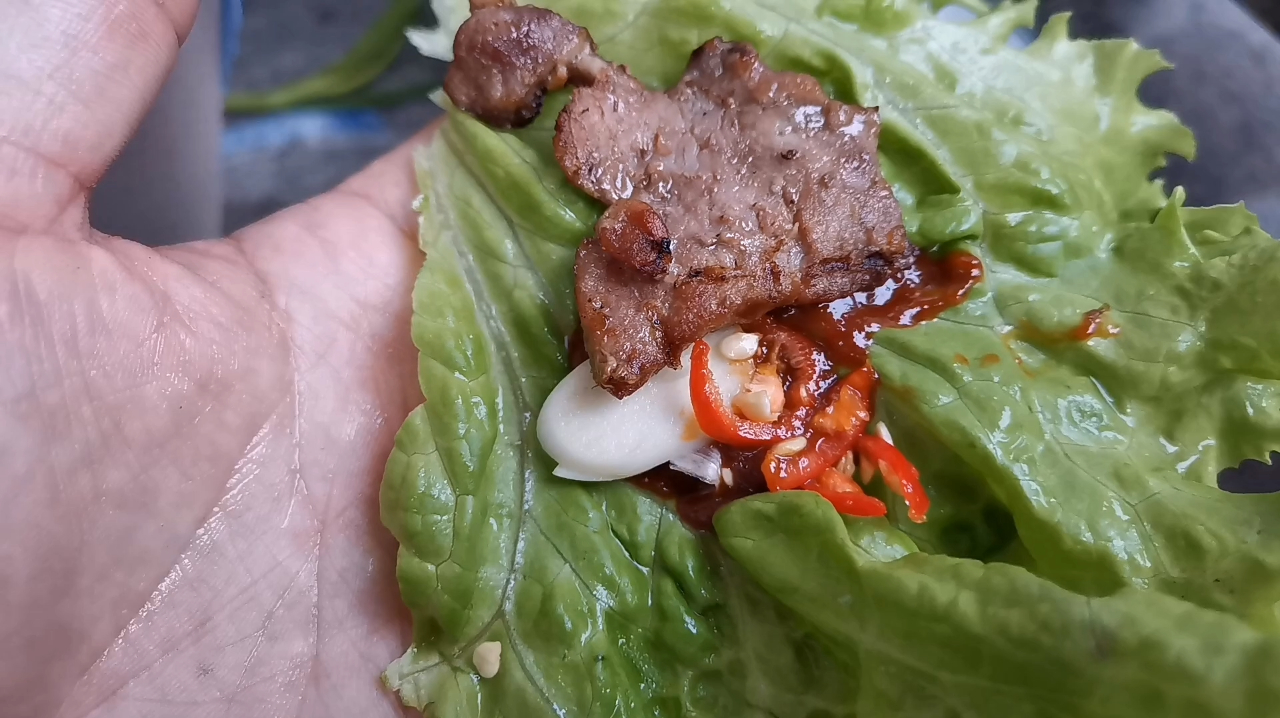 今天做点烤肉,记住这个腌制方法,用生菜卷着味道好极了