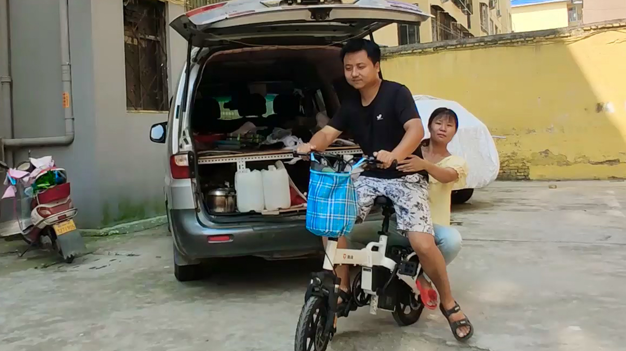 河南小夫妻穷游中国,买了辆折叠电动车放在面包里,为旅行做准备