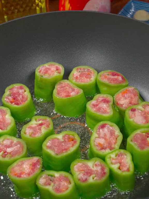 肉馅虎皮尖椒家常菜,虎皮青椒家常做法!