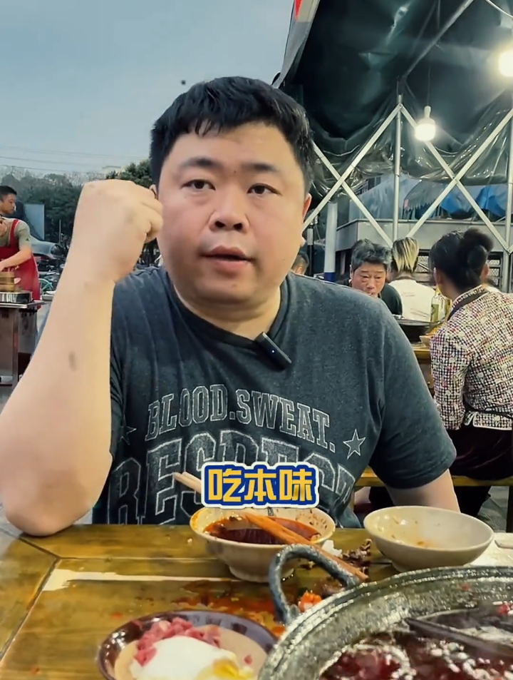 来这家火锅,至少两份鳝鱼整起走哈~