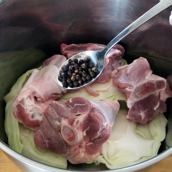 羊肉最简单好吃的做法,不用萝卜白菜 挪威人炖羊肉做法极其简单,味道好的不得了。 先在锅里铺
