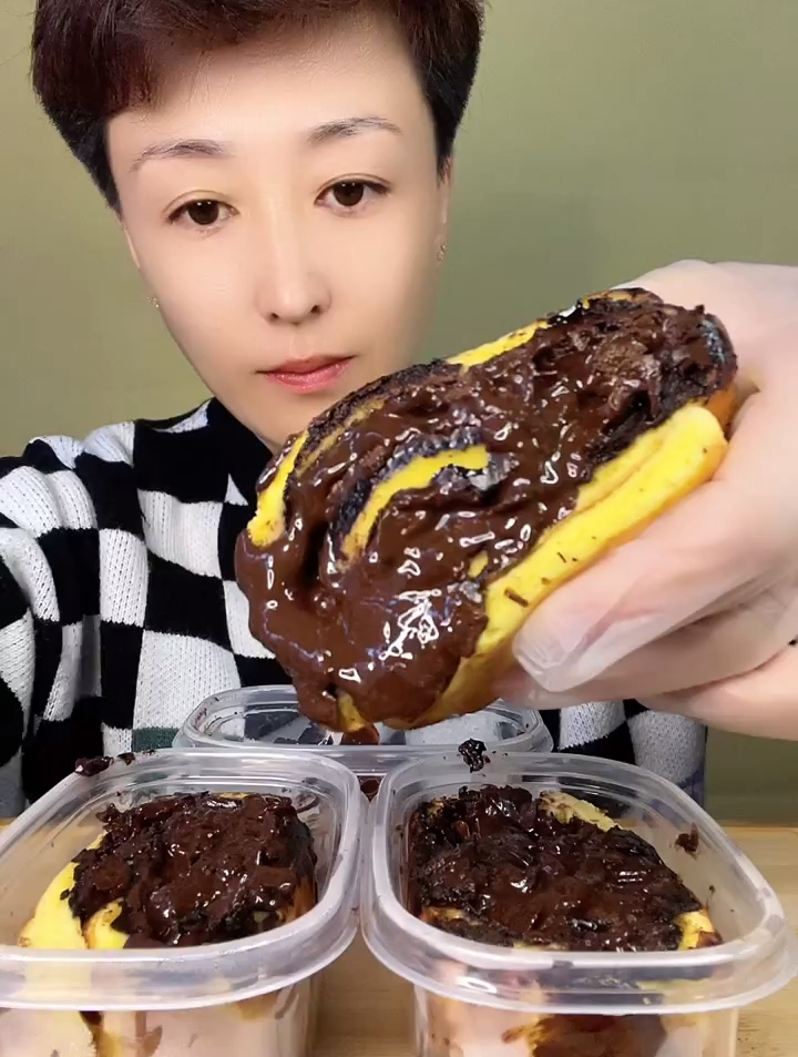 巧克力榛子虎皮卷,榛子脆脆的口感超丰富