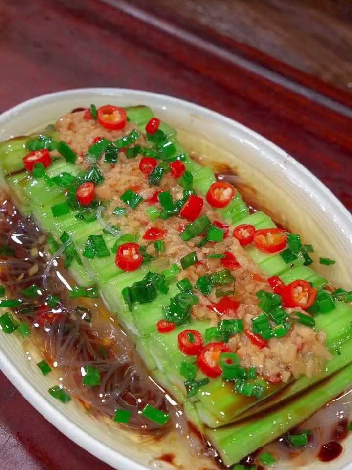 脆嫩可口的蒜蓉蒸丝瓜