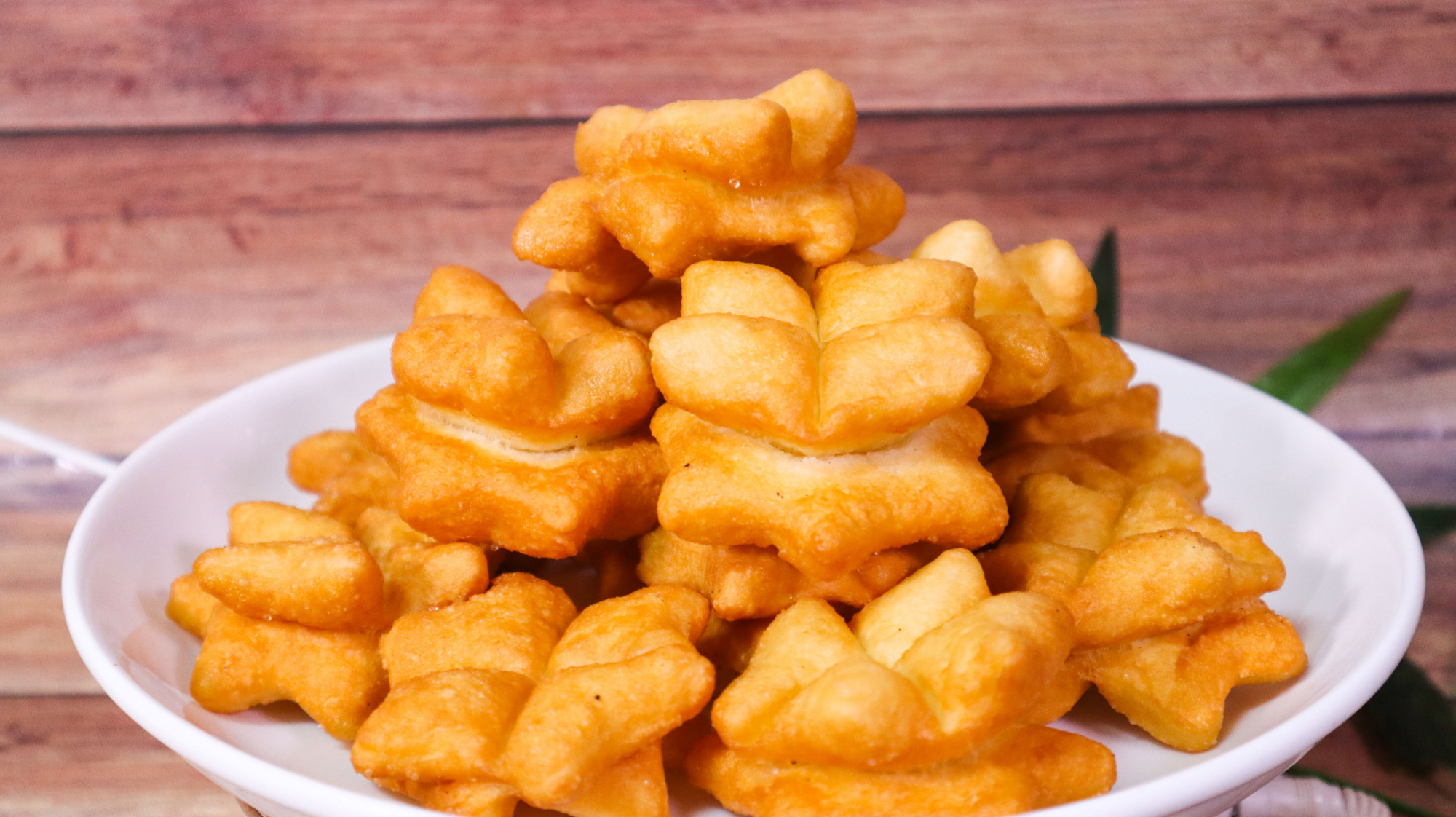 面粉别蒸馒头了,用筷子一压,蓬松酥脆,出锅比油条还好吃!