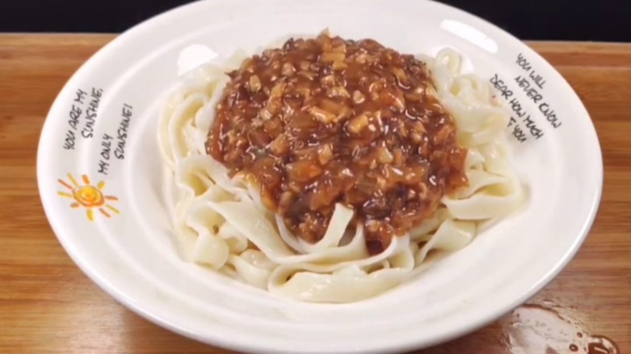 从揉面开始的香菇肉酱拉面,纯手工制作,配什么酱都好吃!